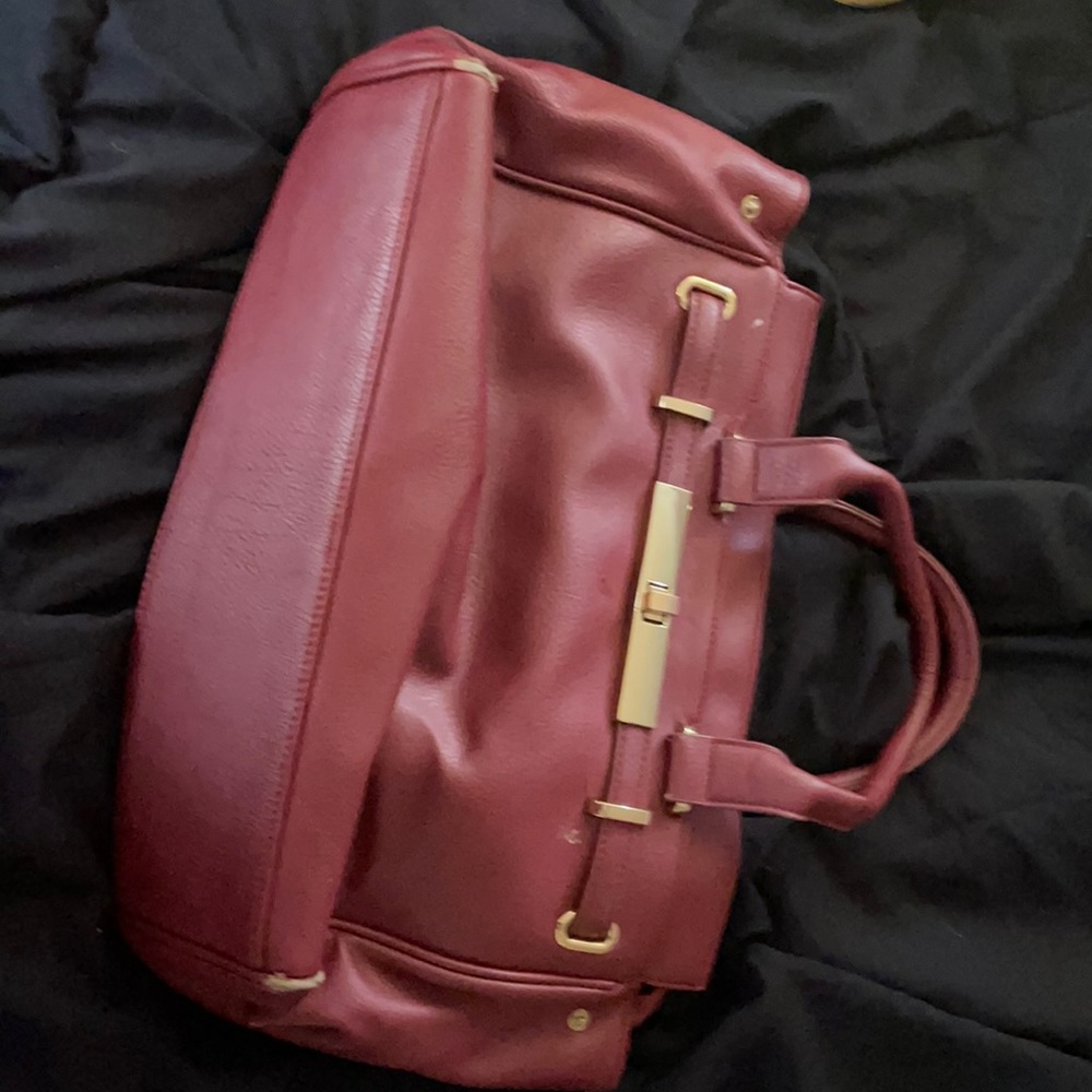 Maroon Justfab shoulder bag. Great piece for fall season.